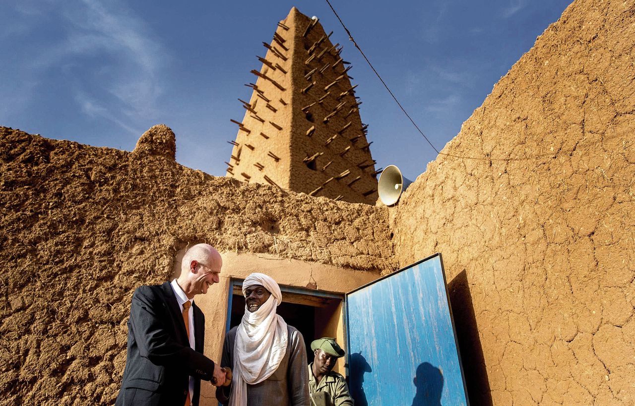 Minister Stef Blok (Buitenlandse Zaken, VVD) woensdag bij de Grote Moskee tijdens zijn bezoek aan Agadez in Niger.