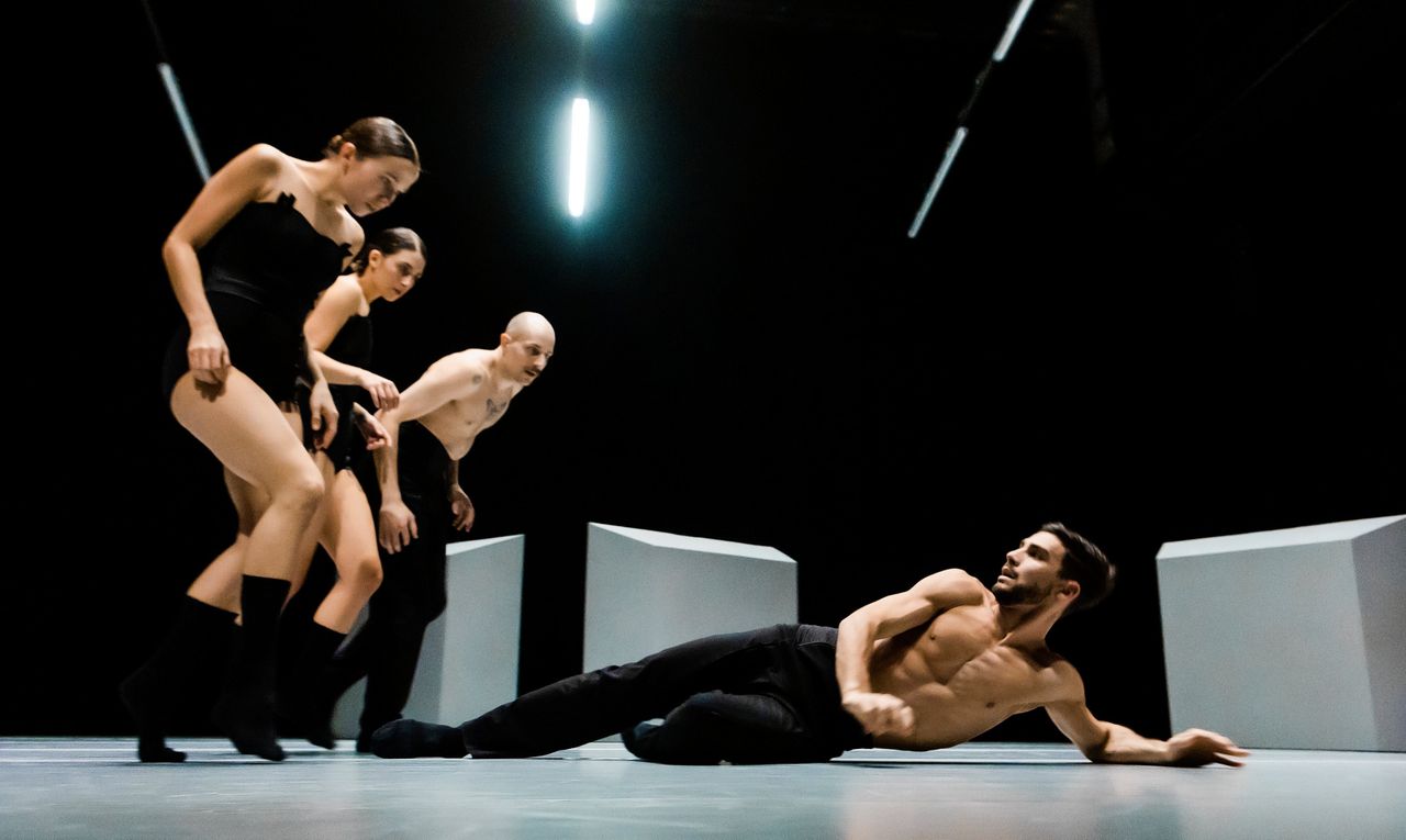 Choreograaf Özpinar toont hedendaagse mens als een trippelende cyborg 