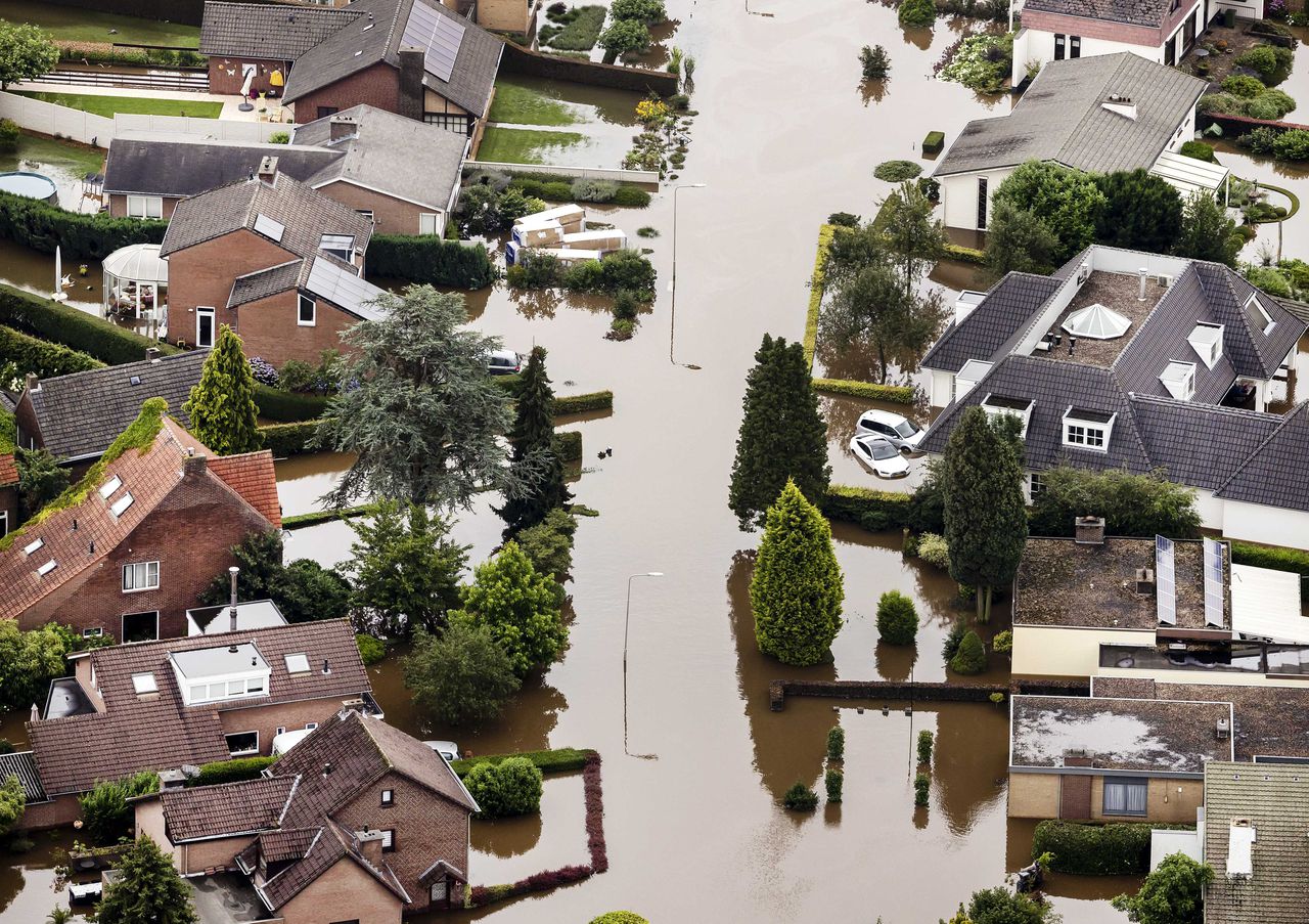 Luchtfoto van het gebied rond Brommelen waar een dijk aan het Julianakanaal is doorgebroken. Hierdoor kwam het gebied deels onder water te staan.
