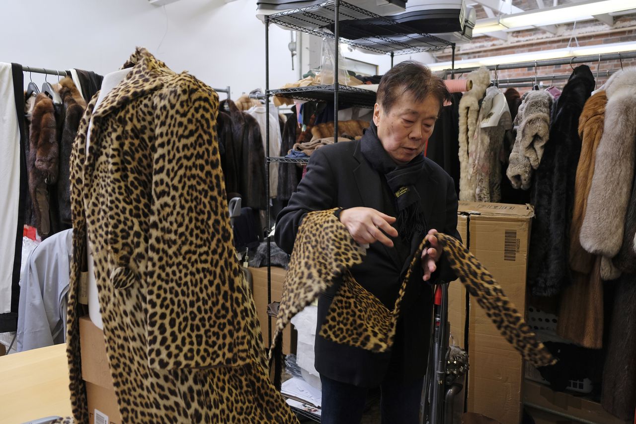 Een jas gemaakt van cheeta-pels in een showroom in San Francisco.