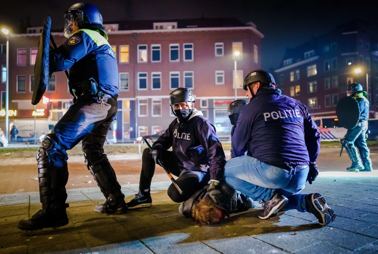 Rotterdam, 25 jan. Een man wordt aangehouden na een confrontatie op de Beijerlandselaan waar de politie werd bekogeld met stenen en vuurwerk.