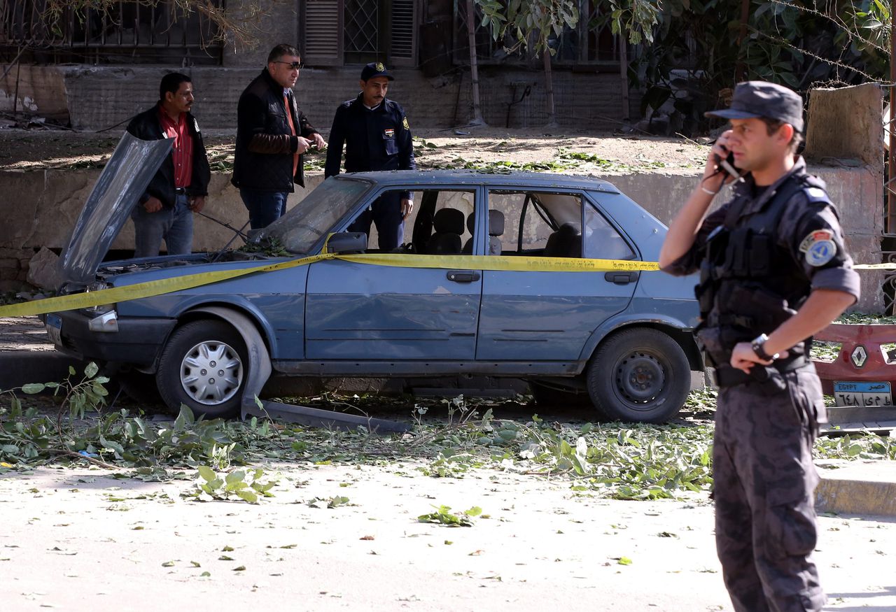 Een Egyptische politieman op een locatie waar in december een aanslag werd gepleegd.