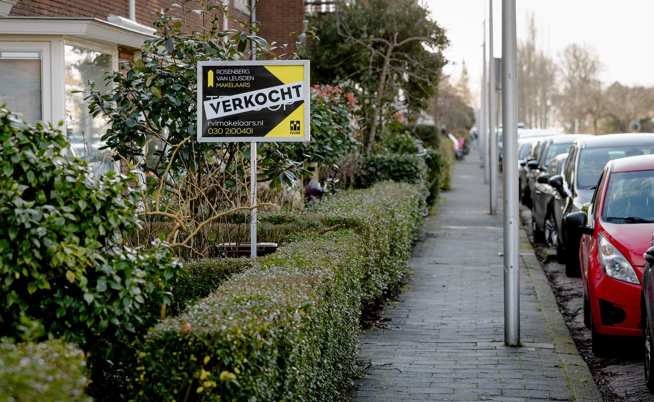 Een bordje met 'Verkocht' bij een huis in Utrecht.