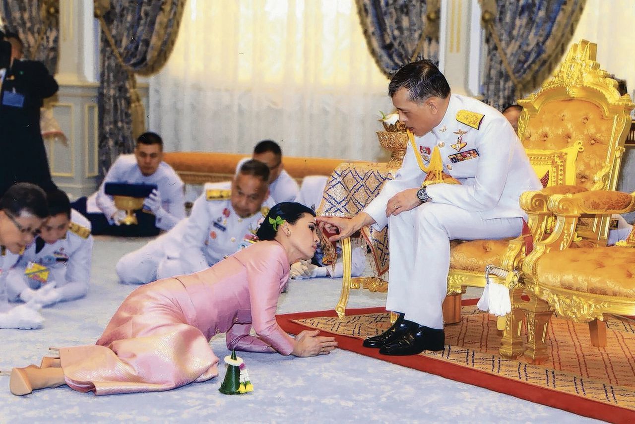 Koning Maha Vajiralongkorn en partner Suthida tijdens hun trouwceremonie in Bangkok. Het bericht deze week van zijn nieuwe burgerlijke staat, vlak voor zijn kroning, was een verrassing.