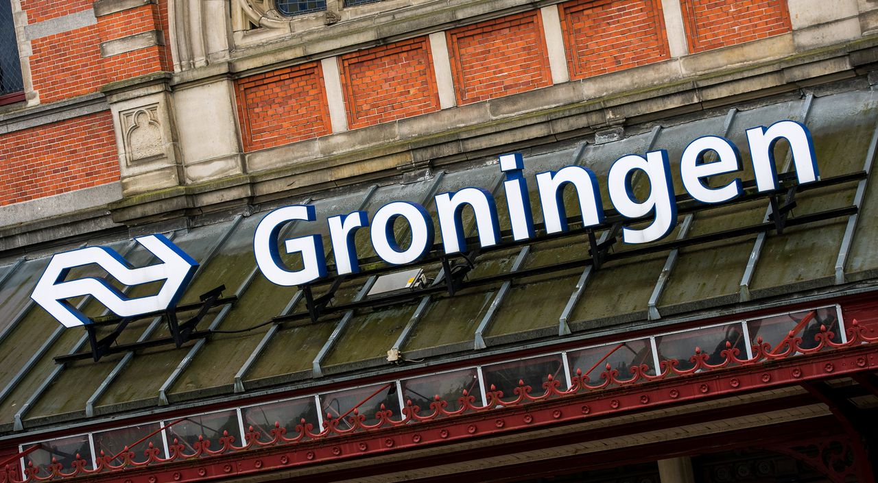 Wie de klepjes op station Groningen heeft vernield, is niet bekend.
