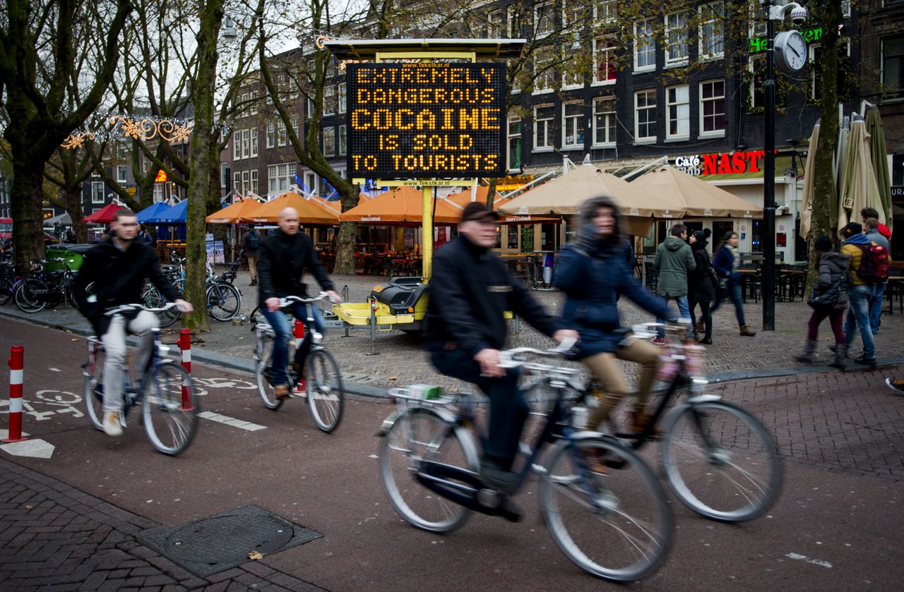 Toeristen werden in 2014 op het Thorbeckeplein met een matrixbord gewaarschuwd voor de verkoop van witte heroine. Het gebruik van witte heroine is levensgevaarlijk als mensen denken dat het cocaïne is omdat ze dan al snel te grote doseringen nemen.