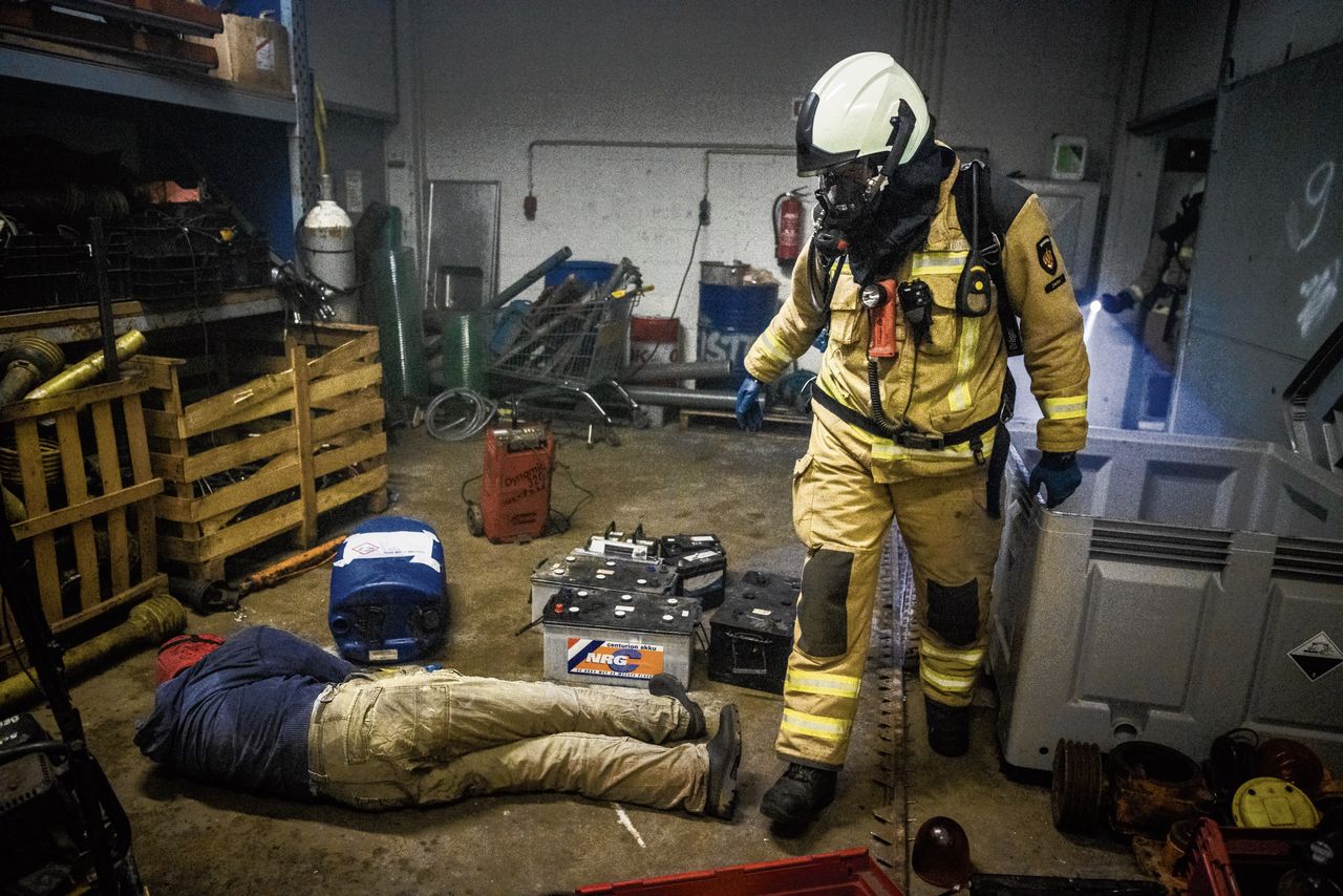 De brandweer van het Drentse Gasselternijveen oefent het opruimen van chemische stoffen.