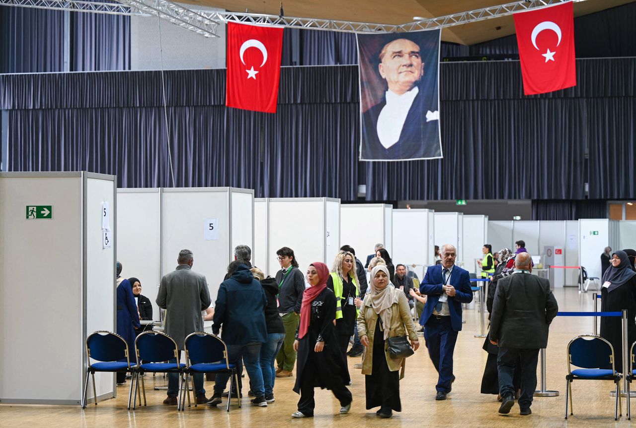 Kiezers bij een stembureau in de Grugahalle in de Duitse stad Essen.