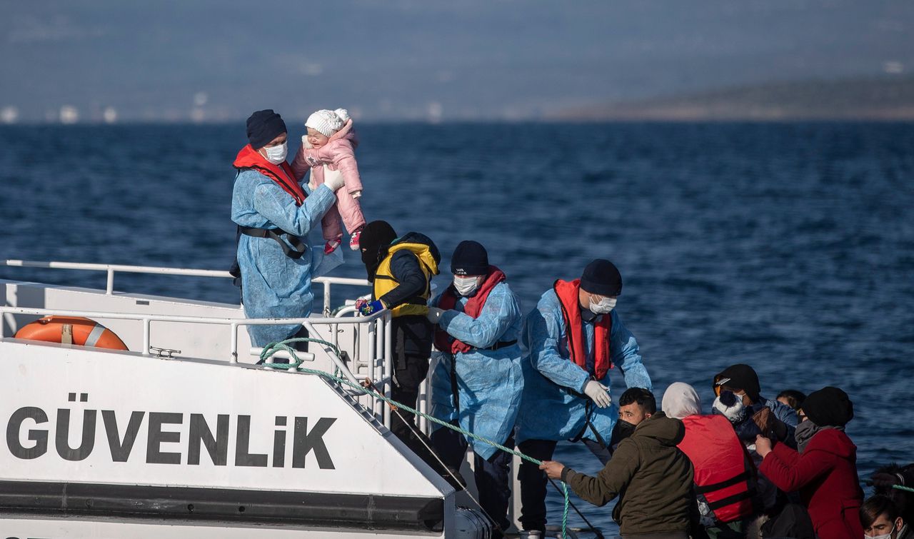 De Turkse kustwacht neemt migranten terug die naar verluidt opweg naar Griekenland, op 10 april