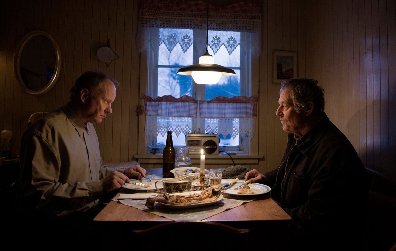 De voormalige jeugdvrienden Trond (Stellan Skarsgård, links) en Lars (Bjørn Floberg) moeten zich na jaren verzoenen in ‘Out Stealing Horses’.