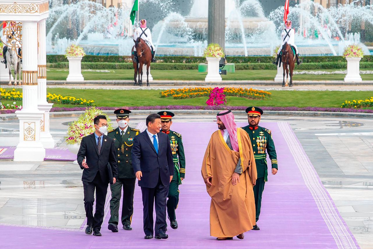 De Chinese president Xi Jinping werd donderdag met veel égards ontvangen in het Yamama-paleis in de Saoedische hoofdstad Riad.
