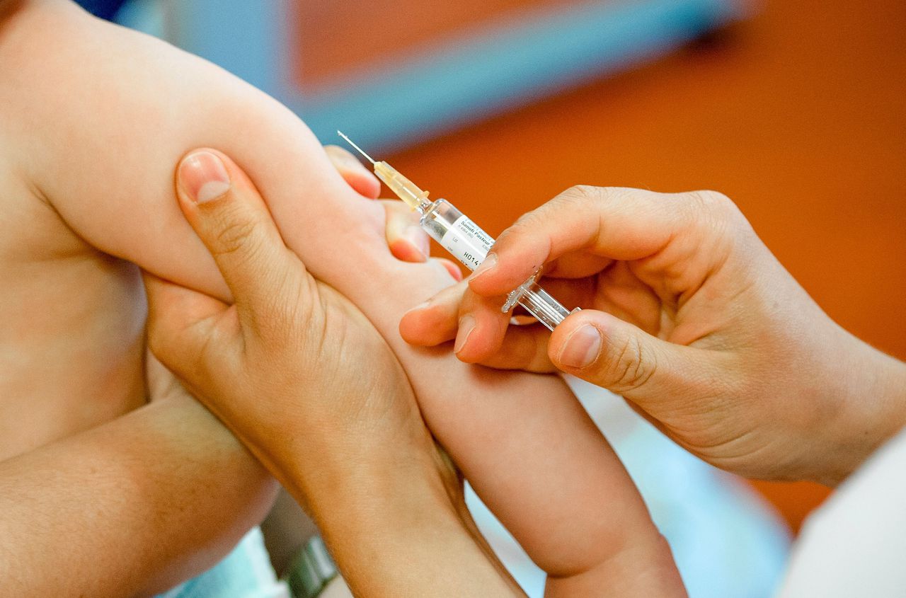 Een meisje wordt ingeënt tegen mazelen, bof en rode hond (BMR).