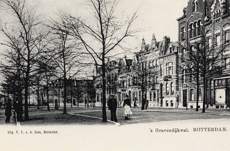 De ’s-Gravendijkwal op een prentbriefkaart in 1900, gezien uit het zuidwesten, vanaf de Volmarijnstraat in de richting van de Mathenesserlaan.
