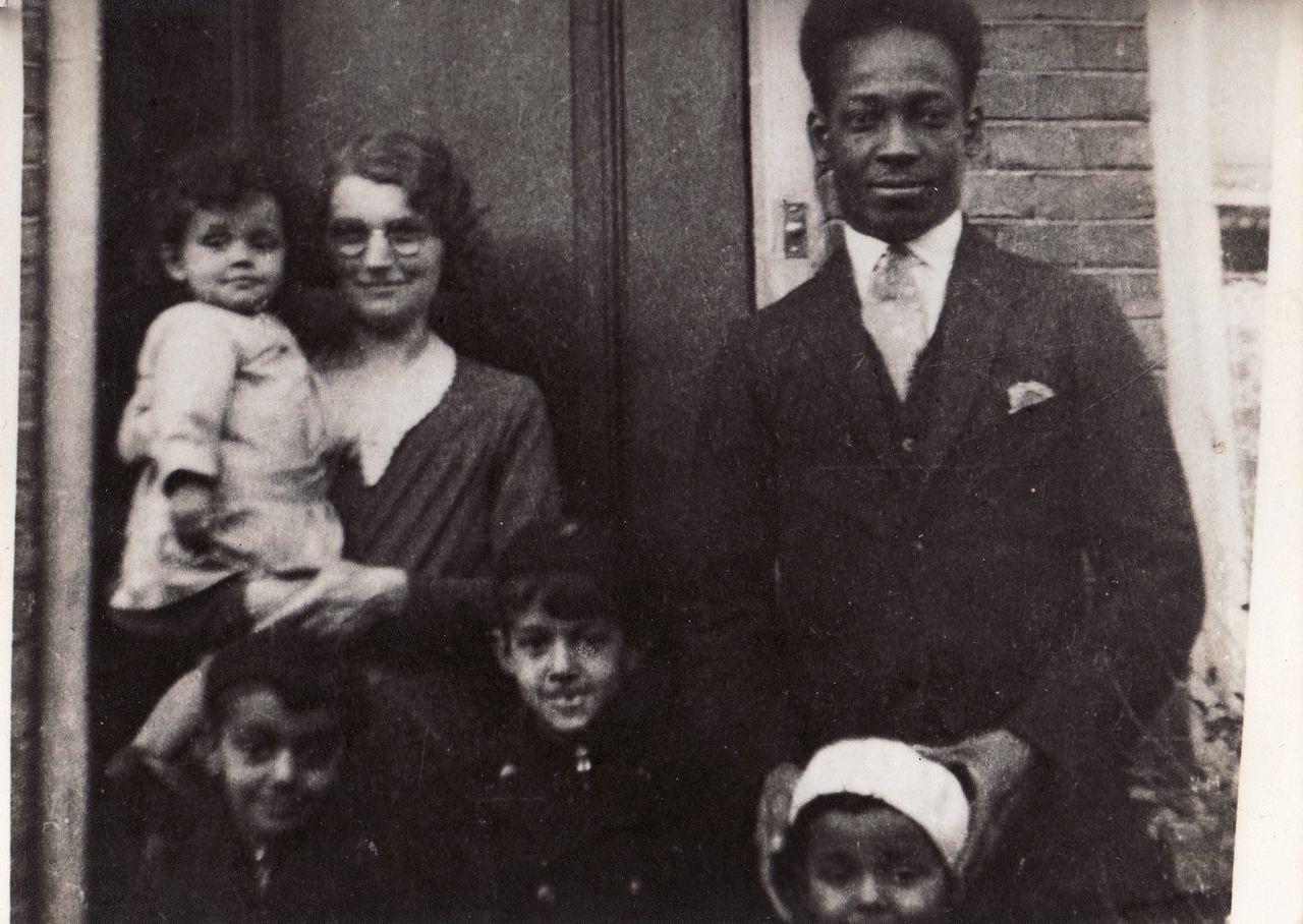 Het gezin De Kom vlak voor vertrek naar Suriname in 1932