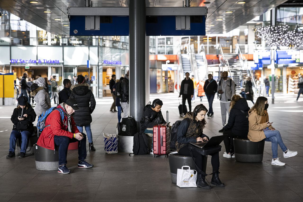 Gestrande reizigers op 3 april op station Den Haag Centraal.