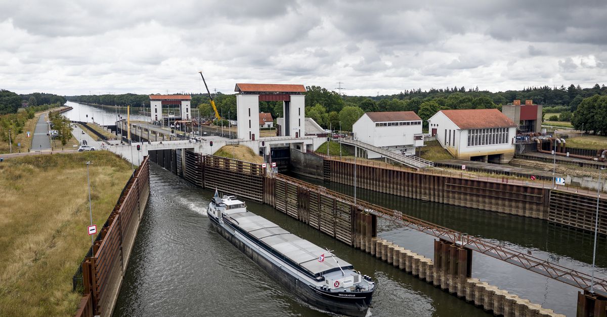Het Twentekanaal is dicht en daar hebben bedrijven last van