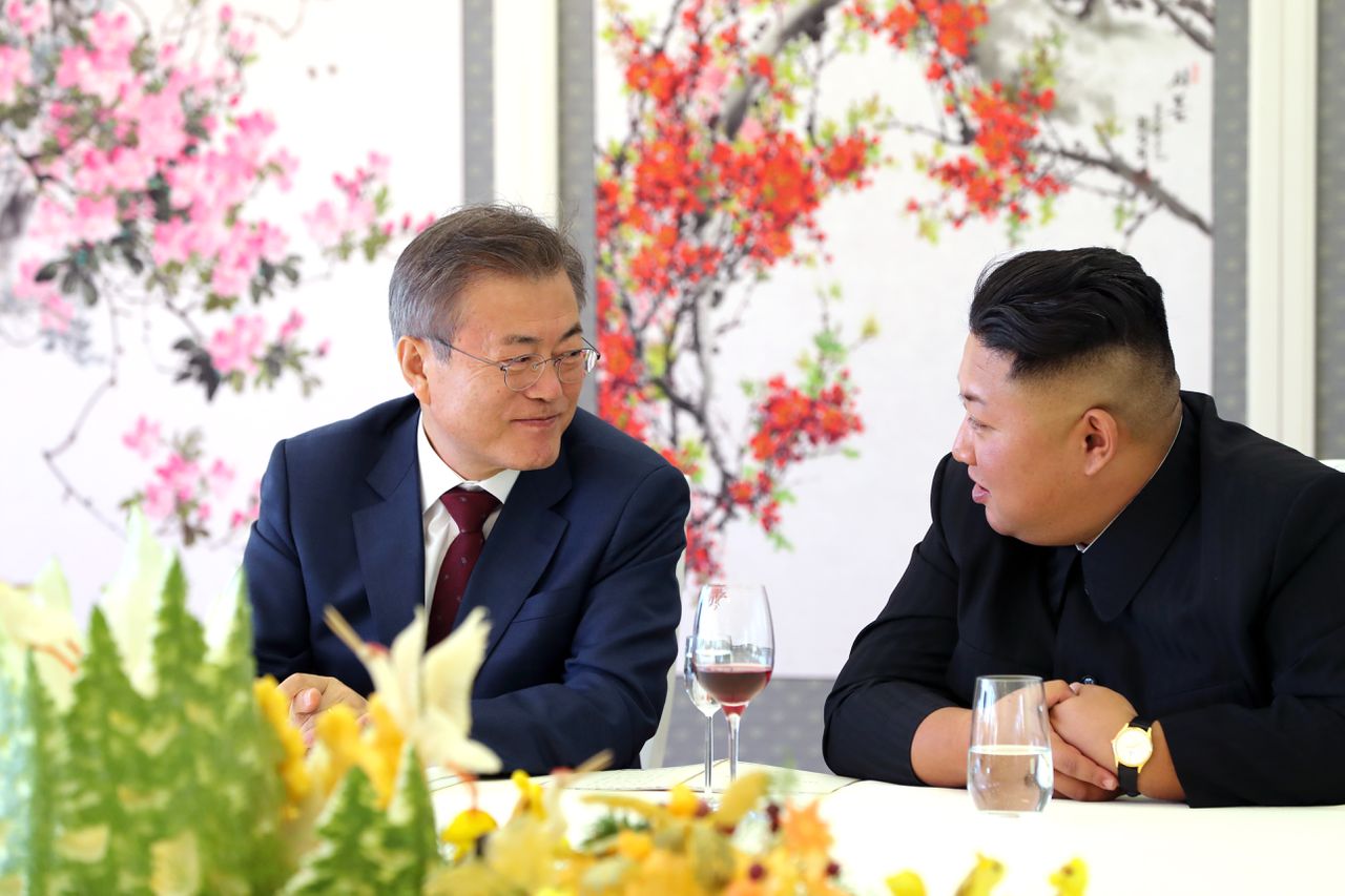 De Noord-Koreaanse leider Kim Jong-un (rechts) en de Zuid-Koreaanse president Moon Jae-in tijdens een ontmoeting in september.