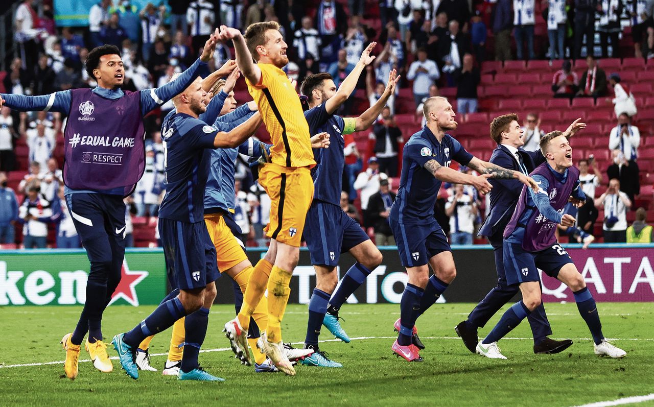 De Finse spelers vieren de overwinning op Denemarken (1-0). Bij winst tegen Rusland kan Finland zich plaatsen voor de knock-outfase van het EK.