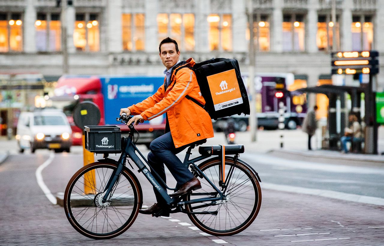 CEO Jitse Groen van Takeaway komt op de fiets aan bij Beursplein 5 voor de beursgang van het bedrijf in 2016.