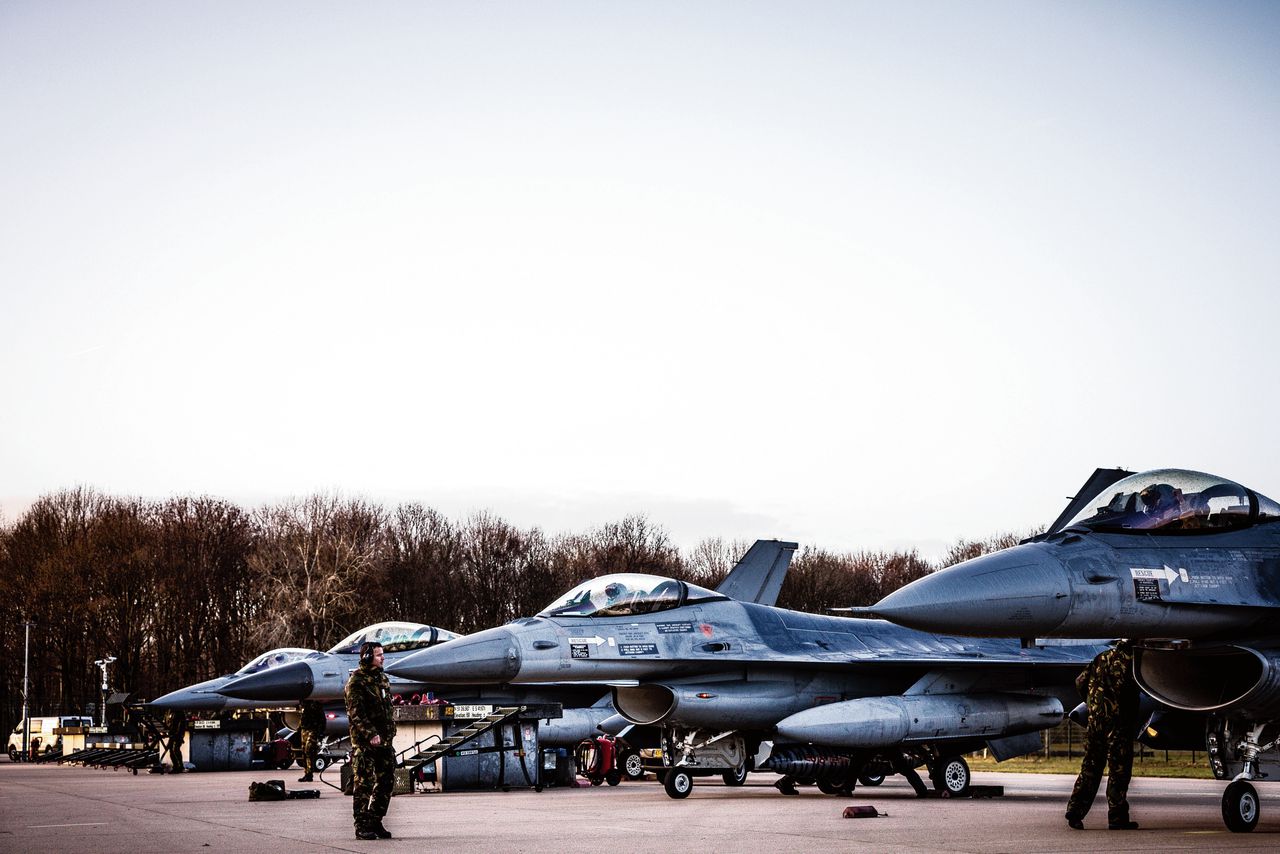 Vier F-16-straaljagers landen begin 2019 op luchtmachtbasis Volkel na een inzet van 33 maanden in het Midden-Oosten in de strijd tegen IS.
