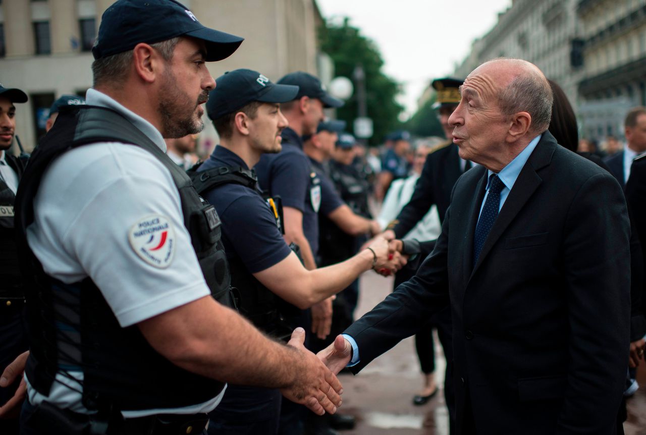 Franse minister van Binnenlandse Zaken Gérard Collomb begroet de politie. Collomb maakte vrijdag bekend twee terrorismeverdachten te hebben opgepakt die een aanslag voorbereidden.
