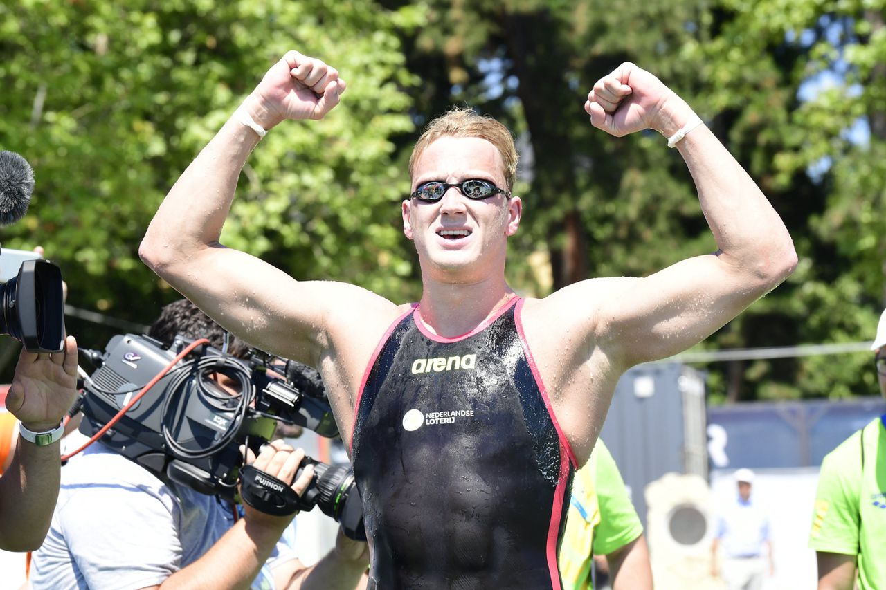 Ferry Weertman juicht na zijn wereldtitel op de 10 kilometer in het open water.