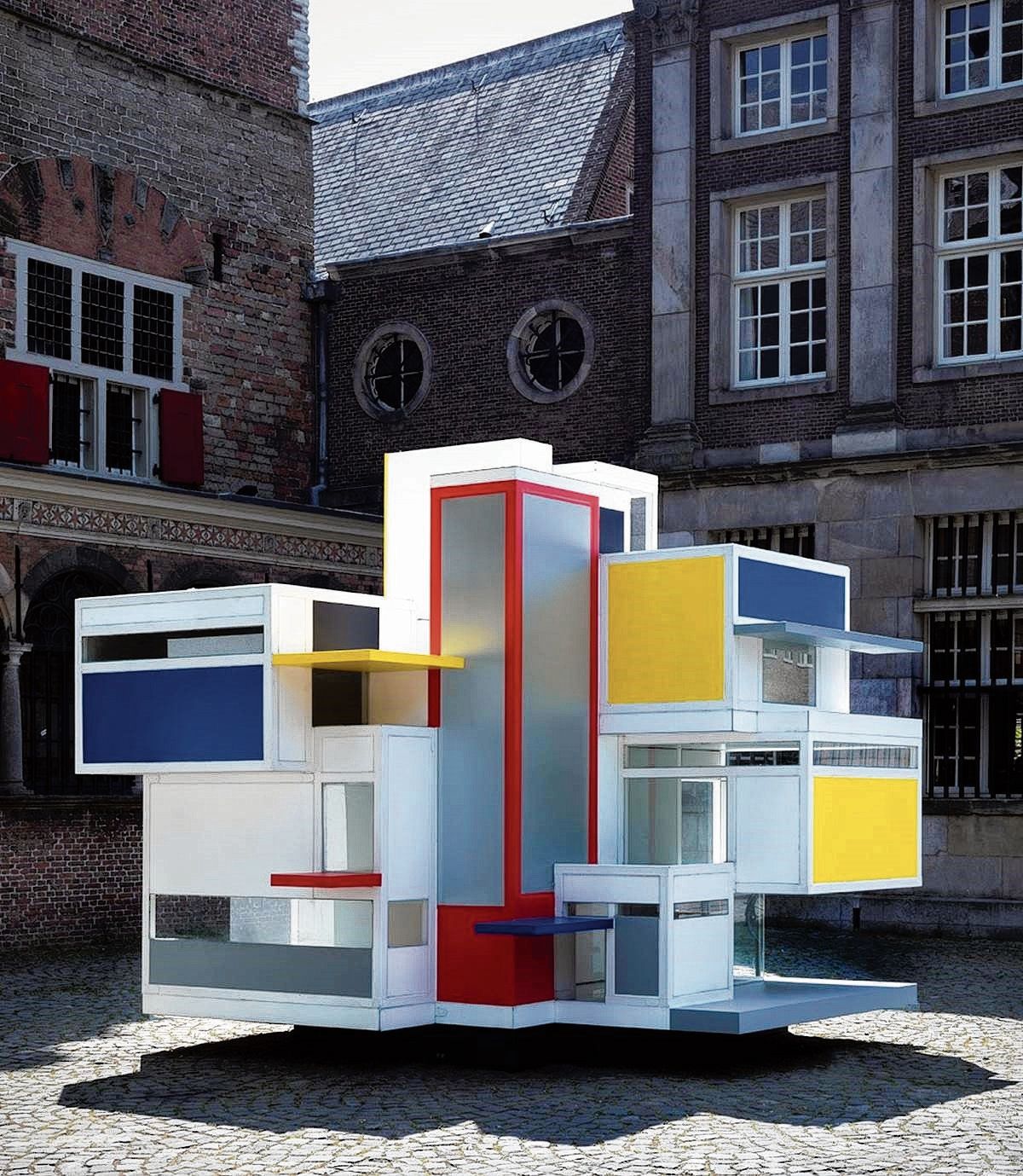 Maison d’Artiste van Van Doesburg en Van Eesteren, 1923 (links) en Lego House van Bjarke Ingels, 2017 (rechts).