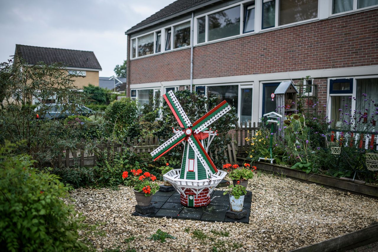 Miniatuurmolen in een tuin in het Friese Harkema.