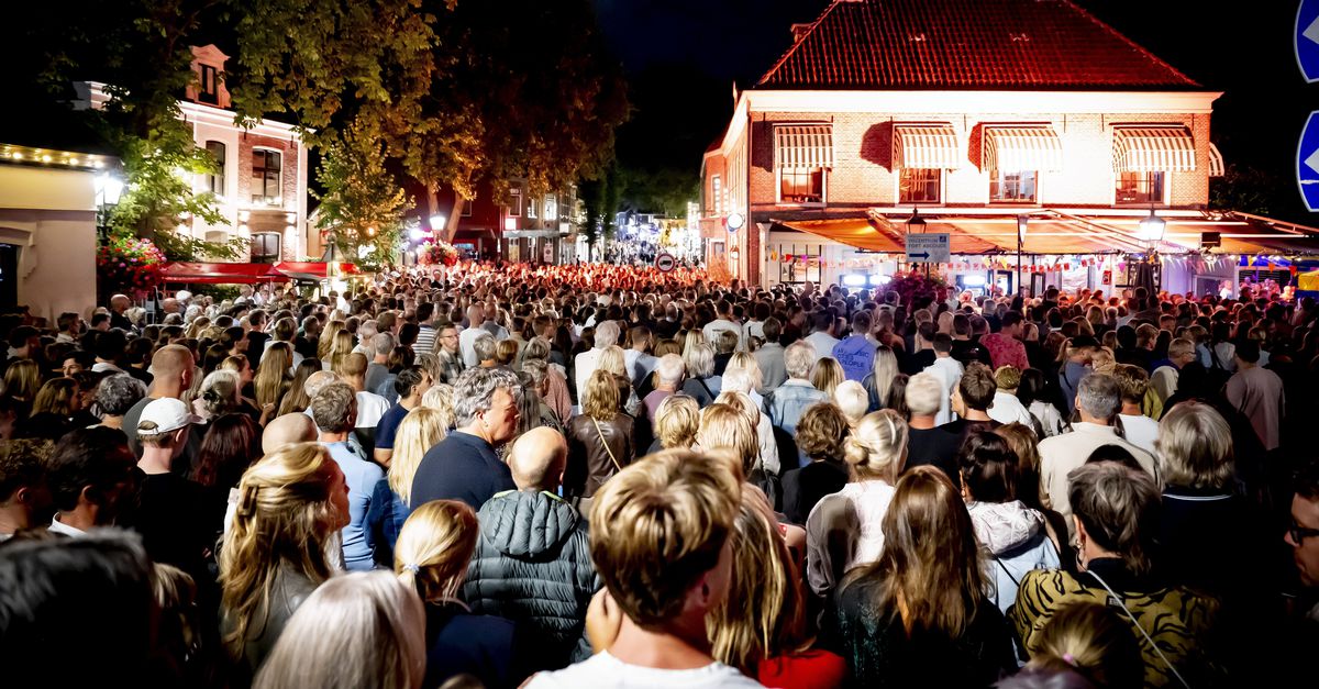 Hoe het dorp Abcoude om de familie van de vermoorde Lisa heen ging staan. &#8216;Ze is van ons, niet van iedereen&#8217;