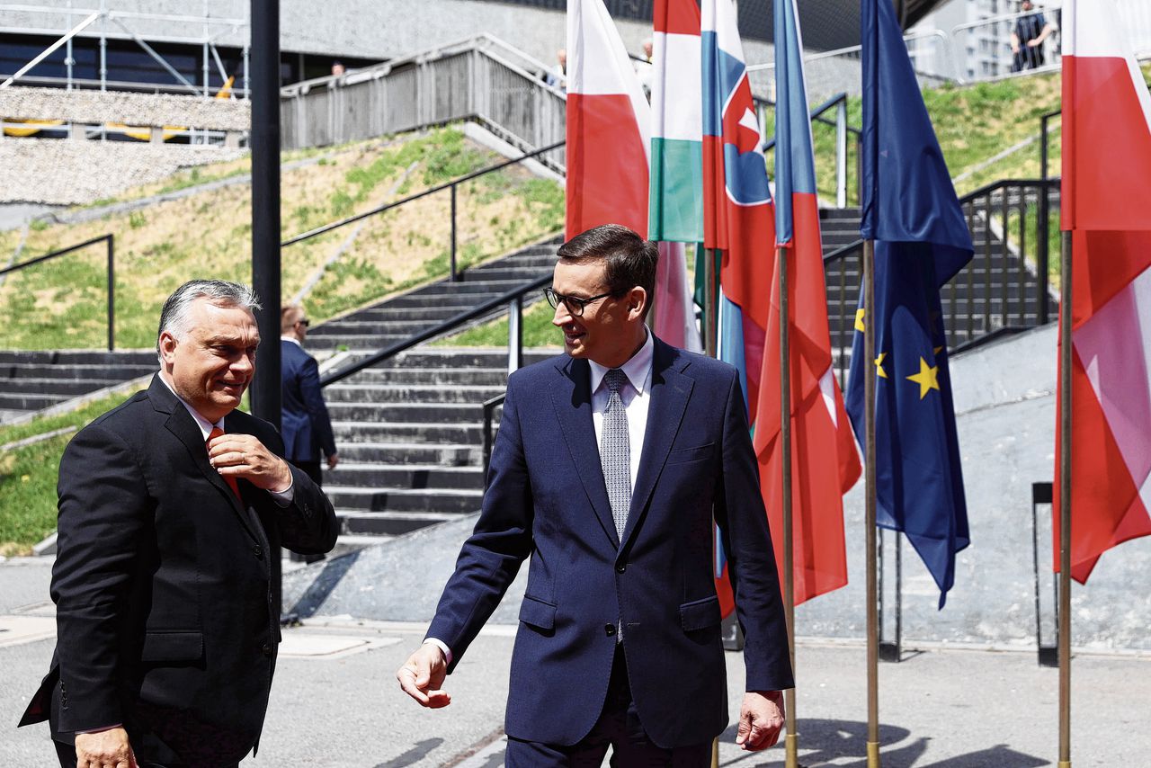 De Poolse minister-president Mateusz Morawiecki (rechts) en premier Viktor Orbán tijdens een topontmoeting in juni.