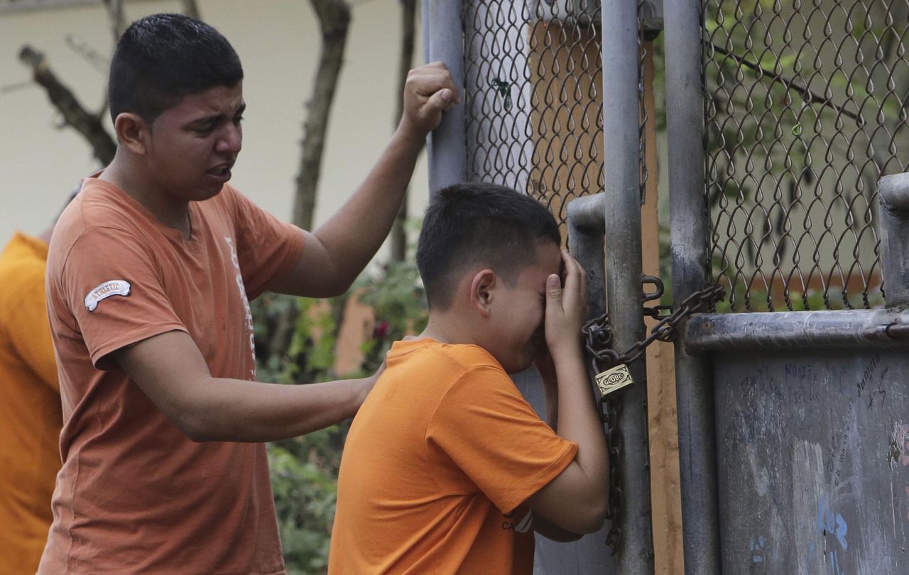 Een jongen rouwt om zijn zusje, dat bij de aardbeving om het leven is gekomen.