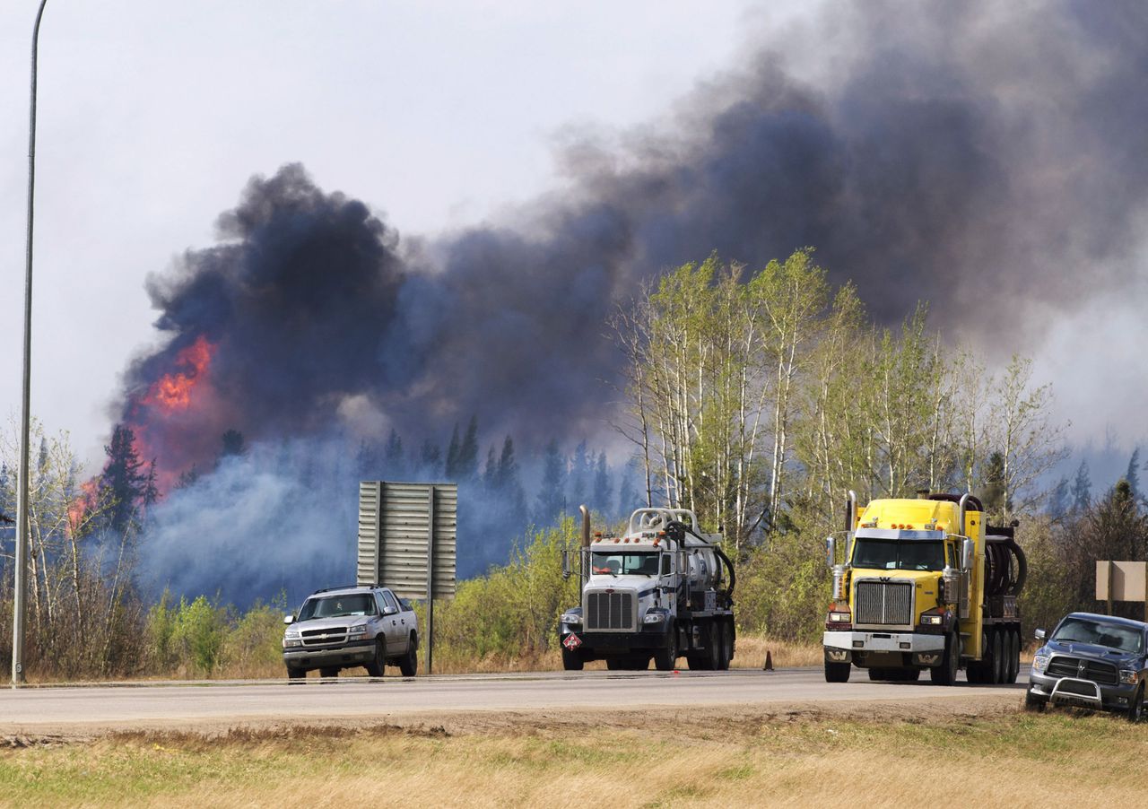 Op zondag woedden de natuurbranden nog volop vlak langs de snelweg naar Fort McMurray.