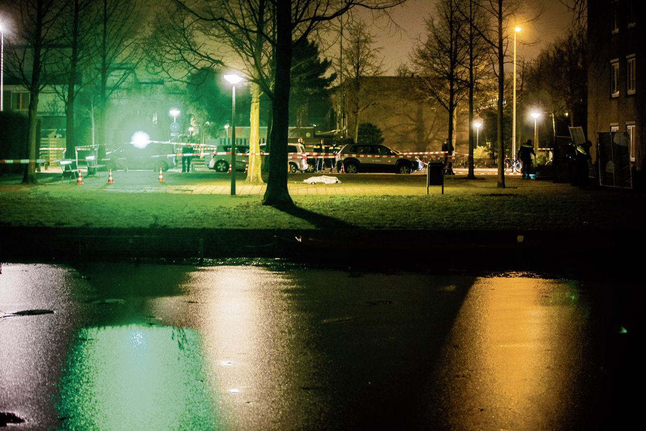 Politie in de Professor R. Casimirstraat in Osdorp na de liquidatie van Justin J. aldaar. Die aanslag diende ter vergelding van een vergismoord.