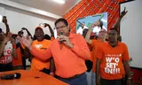 Chan Santokhi van de VHP viert de zetelwinst in het partijcentrum in Paramaribo.  