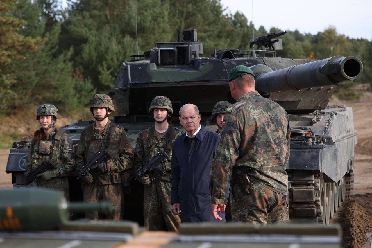 De Duitse kanselier Olaf Scholz voor een Leopard 2-gevechtstank van het Duitse leger.