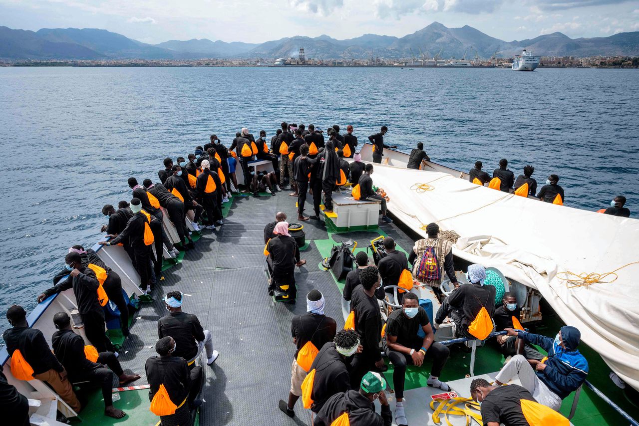 Geredde migranten op de Sea Watch 4. Het schip ligt nu aan de ketting in de Italiaanse stad Palermo.