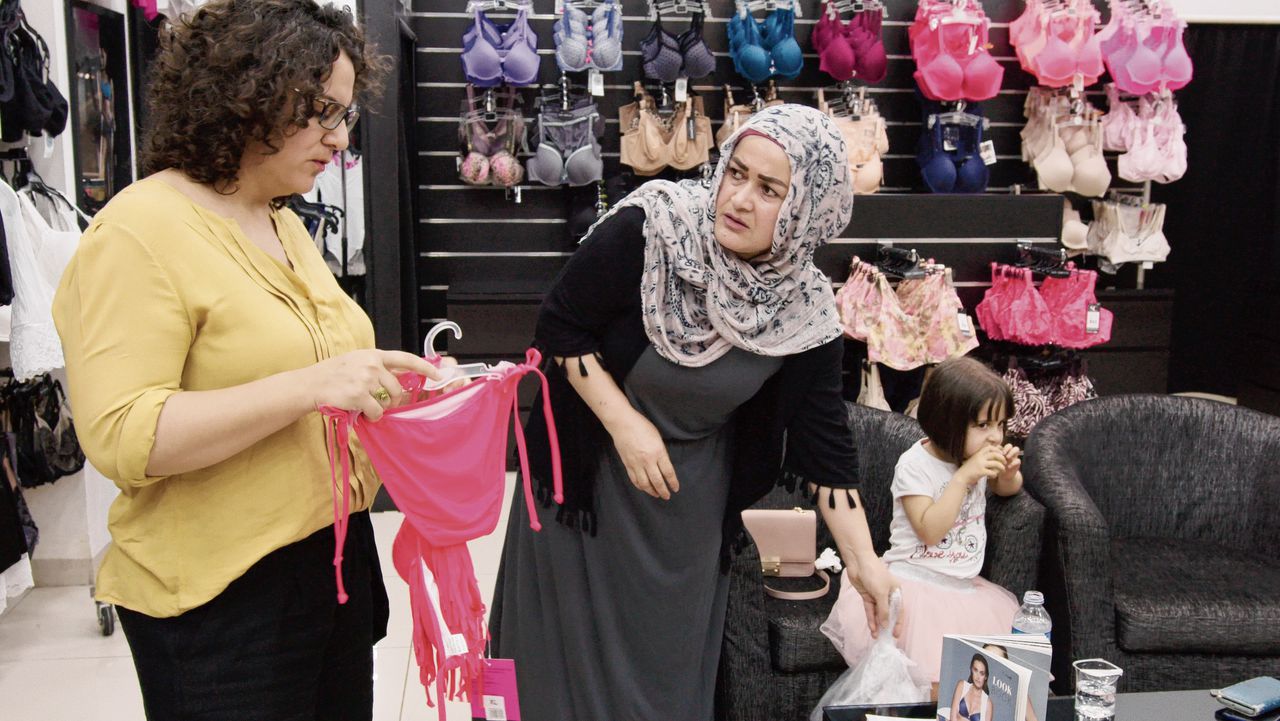 Shapol Majid helpt klanten in haar lingeriewinkel in de documentaire 'Up to Cup-G'.