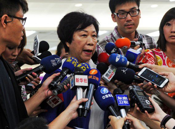 De directeur van de Taiwanese luchtvaartautoriteit spreekt met de media over het vliegtuigongeluk.