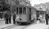 Een stil uit de film 'Verdwenen Stad'. Een tram komt aan bij het Amsterdamse station Muiderpoort, vanaf waar veel Joden tijdens de Tweede Wereldoorlog zijn gedeporteerd.