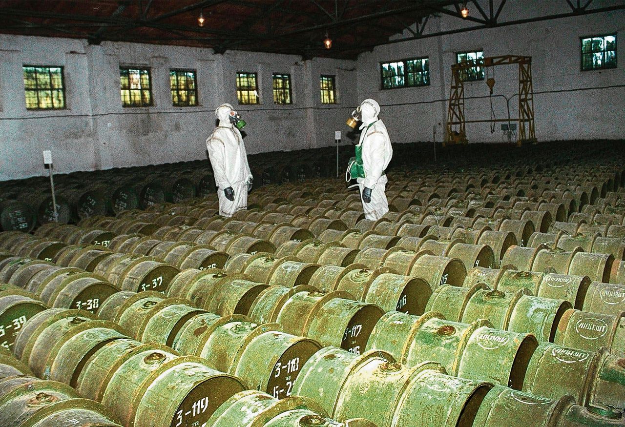 Russische militairen inspecteren een opslagplaats van chemische wapens, in mei 2000 op de basis Gorni.