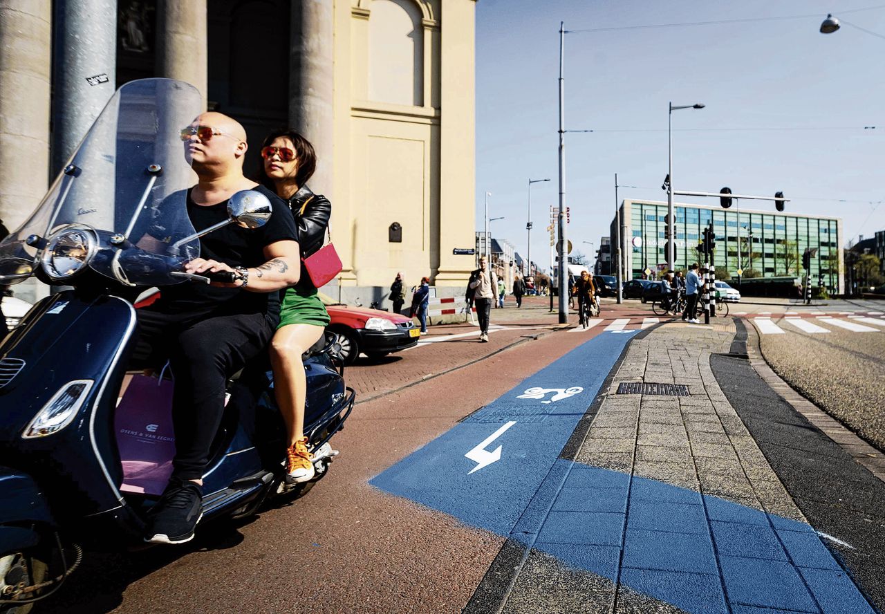 Snorfietsers moeten in Amsterdam binnen de ring A10 van het fietspad naar de rijbaan en een helm dragen. Nog niet iedereen houdt zich aan de nieuwe regels.