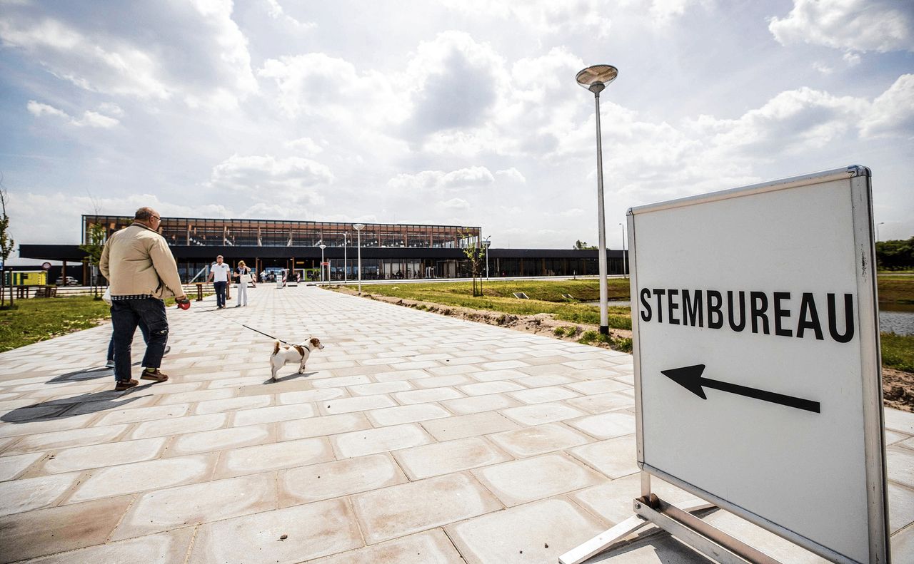 De nieuwe terminal van Lelystad Airport fungeerde bij de Europese verkiezingen in maart als stembureau. De luchthaven is gereed voor opening.