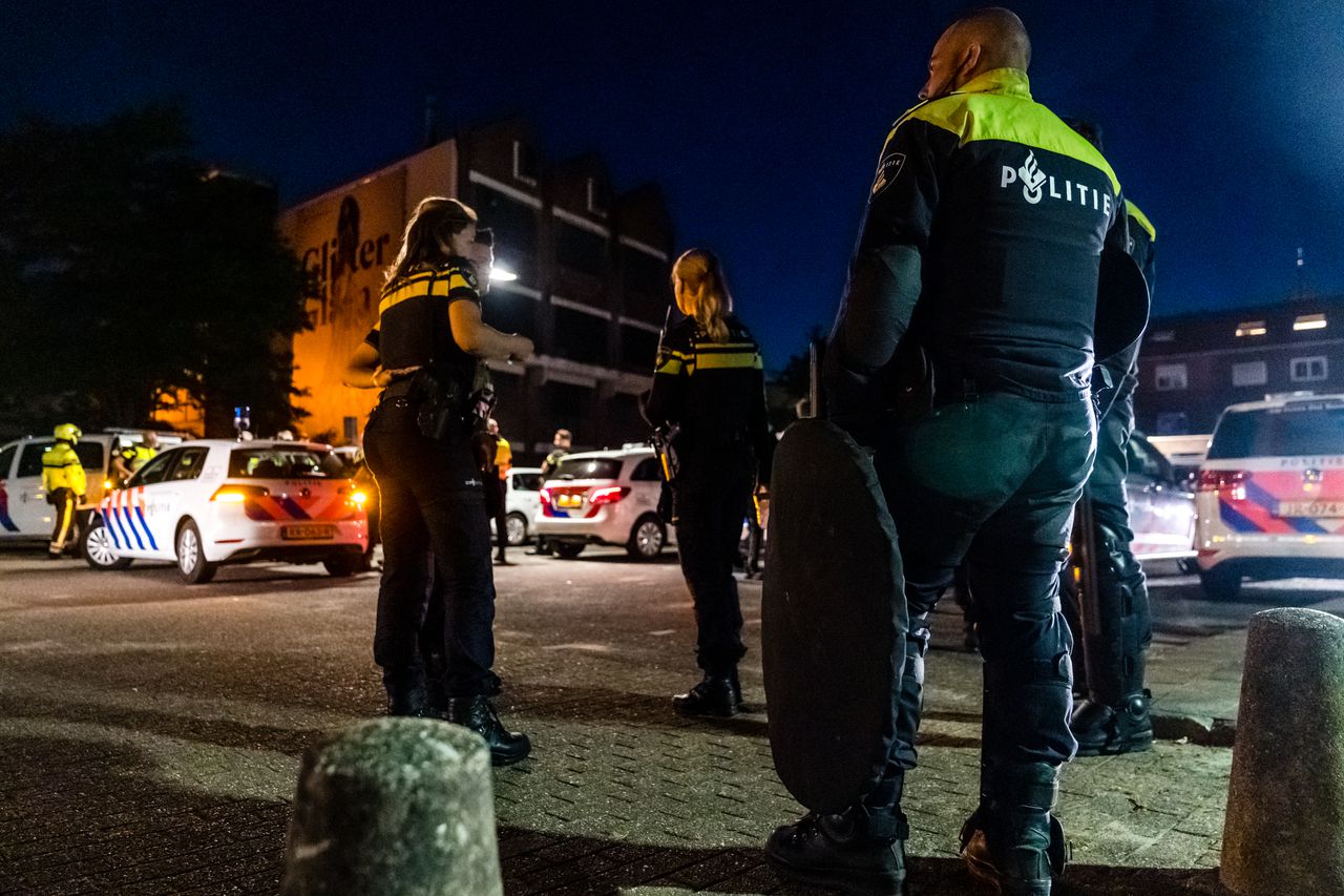 Politie in Helmond nadat een groep jongeren zich heeft misdragen op straat door met stenen te gooien en vuurwerk af te steken.