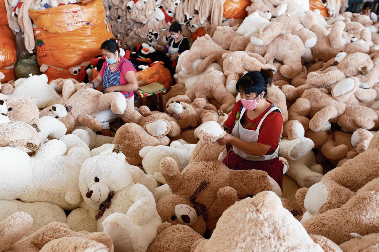 Werknemers in een fabriek in de Oost-Chinese stad Lianyungang, die speelgoed exporteert naar Europa en de Verenigde Staten.