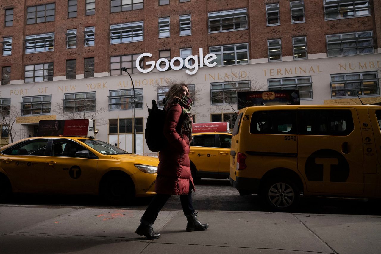Een vrouw wandelt voorbij een Google-kantoor in de stad New York.