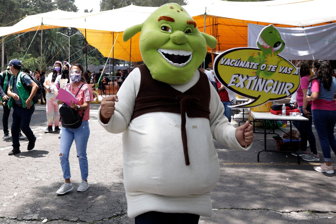 Shrek wordt ingezet voor de vaccinatiecampagne van de Mexicaanse overheid in Mexico-Stad.