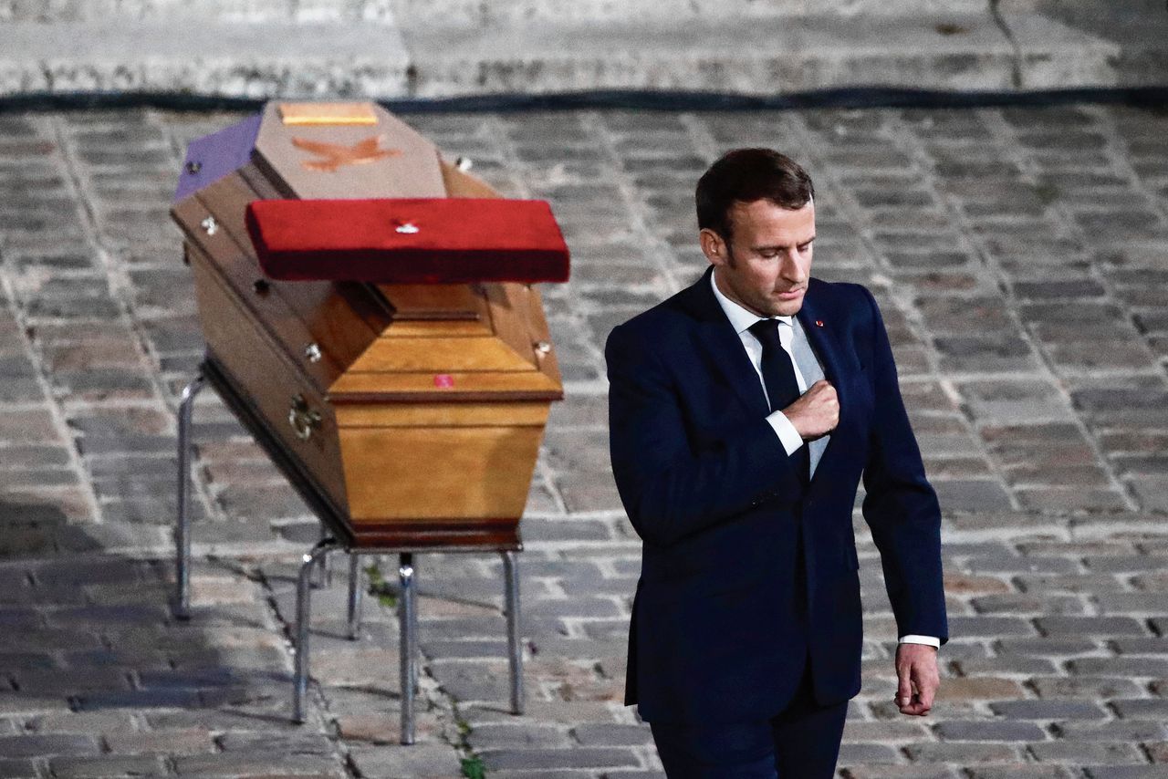 Bij een nationale herdenkingsplechtigheid op een binnenplaats van de Sorbonne-universiteit op 21 oktober bewijst president Macron de laatste eer aan de vermoorde leraar Samuel Paty.
