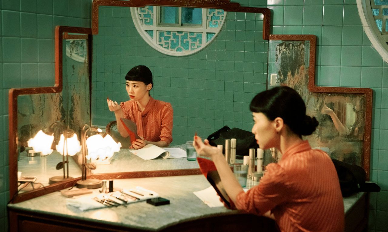 Nina (Wu Ke-xi) dwaalt door een nachtmerrieachtige wereld tussen film en werkelijkheid in ‘Nina Wu’.