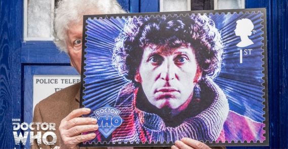 Tom Baker, de vierde Doctor, kijkt vanachter de speciale Doctor Who-postzegels die ter gelegenheid van het vijftigjarig jubileum zijn uitgebracht door de Royal Mail.