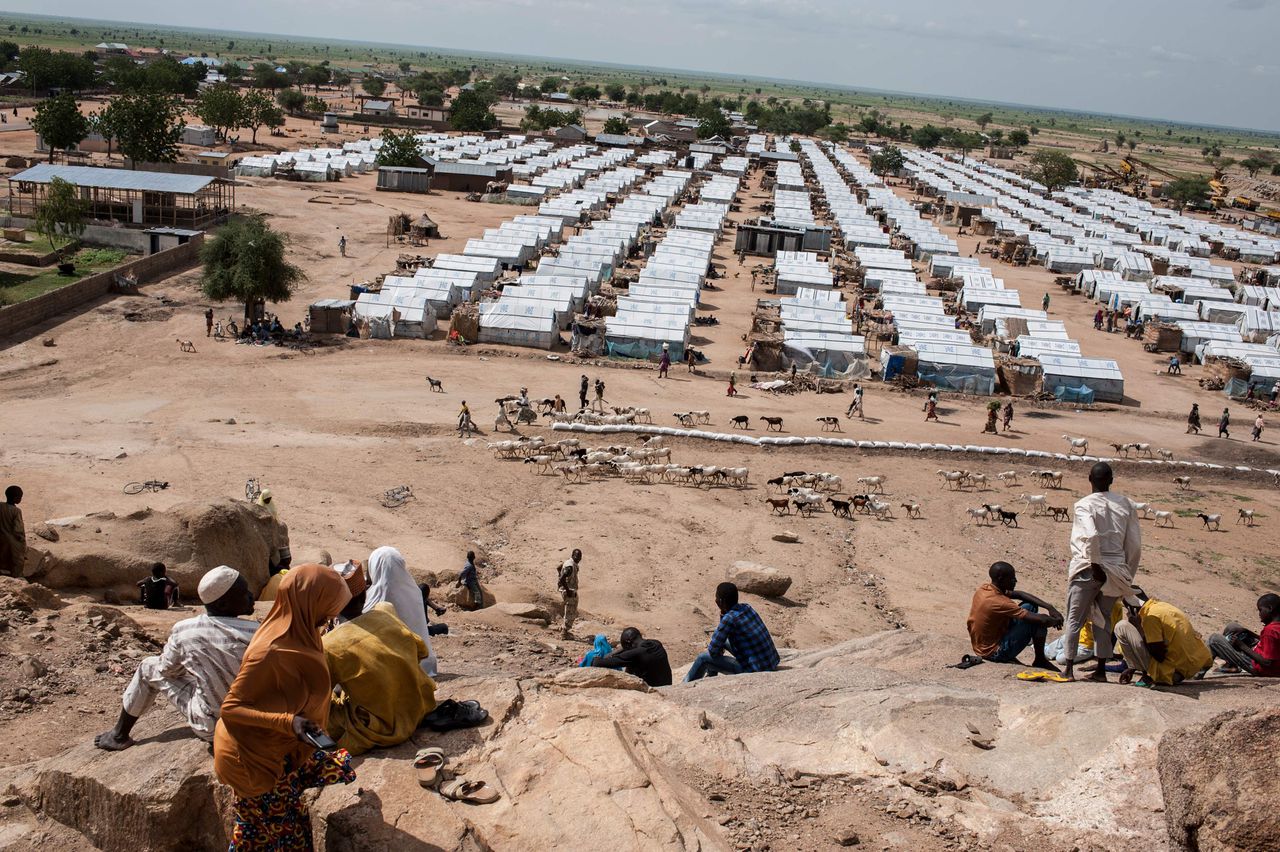 Een vluchtelingenkamp in Nigeria. In het Afrikaanse land zijn miljoenen mensen op de vlucht geslagen sinds terreurbeweging Boko Haram vanaf 2009 actief is in het land.